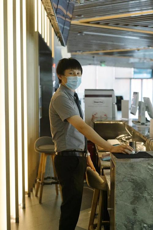 厅的入口摆着一张白色小桌子,桌上是登记表,体温枪和北京健康宝二维码